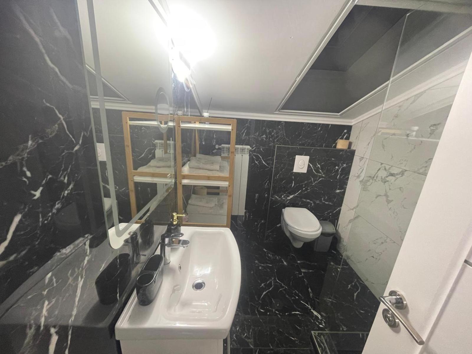Apartament 2 Camere Tirgu Jiu Тиргу-Жіу Екстер'єр фото